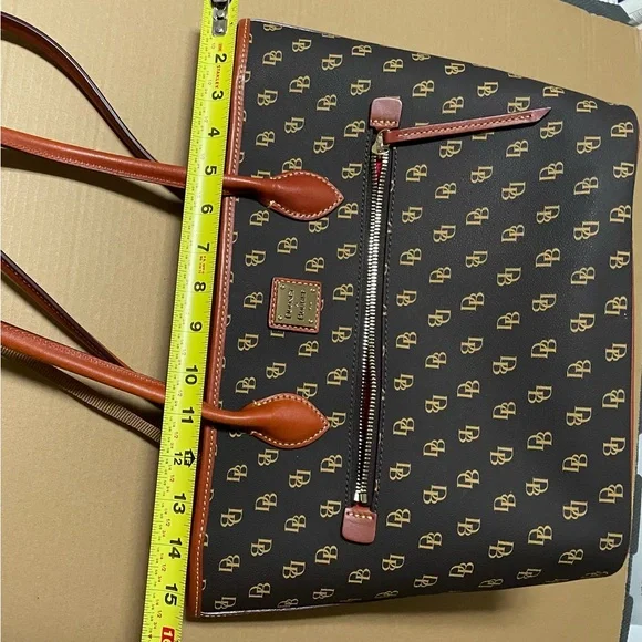 Beautiful Dooney and Bourke large purse with registration card. - Picture 8 of 16